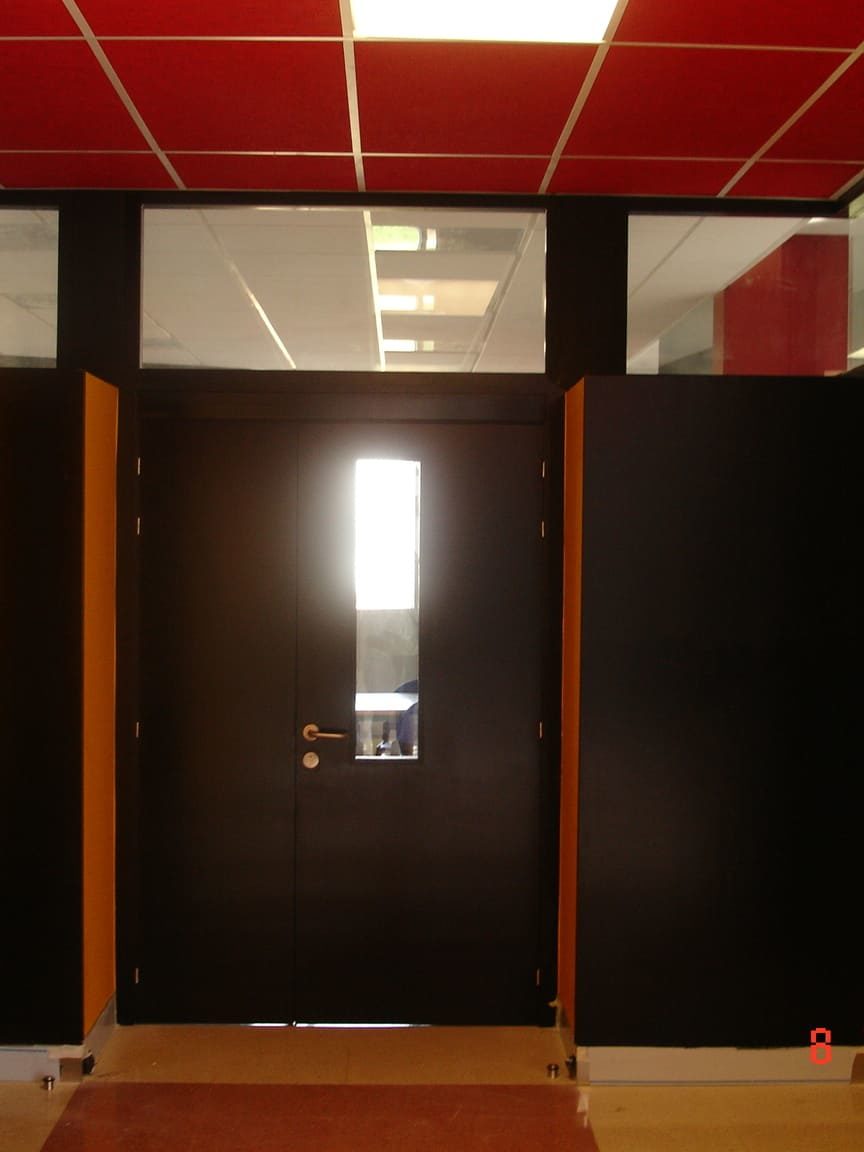 Colegio Público Sodupe - Puertas, marcos y mostrador