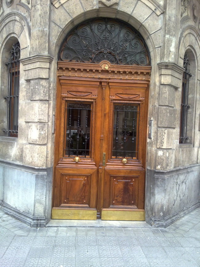 Restauración de puerta centenaria